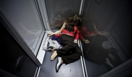 Được bồi thường 660 triệu vì kẹt 4 phút trong thang máy