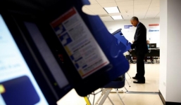 Hành động thú vị của Tổng thống Obama tại điểm bỏ phiếu