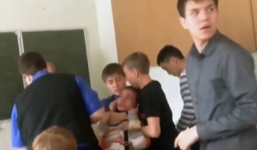 Nam sinh đấm thẳng mặt thầy giáo vì bị rút tai nghe giữa giờ