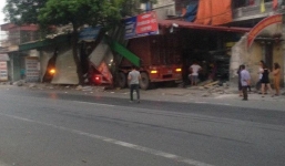 Hung thần container đâm thủng cả 3 nhà dân lúc rạng sáng