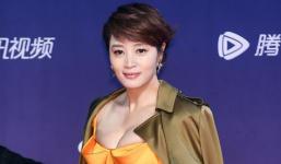 Phản ứng của nữ diễn viên Kim Hye Soo khi bị vấp ngã tại 'tvN10 Awards' gây sốt