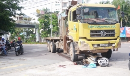 Hai phụ nữ bị xe cẩu kéo lê gần 10m trên đường sau khi bị đâm