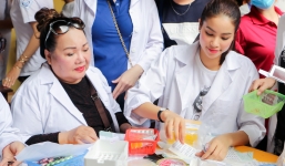 Phạm Hương cùng “bà ngoại” Ngọc Giàu phát thuốc cho người nghèo