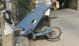 Chở 'máy chém' cồng kềnh trên xe tự chế, tài xế bị tôn đè tử vong