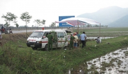 Phát hiện thi thể người đàn ông gục chết bên xe máy