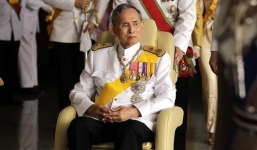 Quốc vương Thái Lan phải thở máy sau khi lọc máu