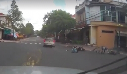 Video: 2 thanh niên đi xe máy lao đầu vào ôtô, tông văng xe đạp giữa ngã tư