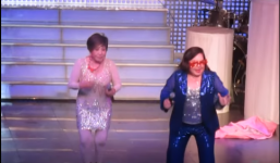 Nghệ sĩ Ngọc Giàu và Hồng Nga nhảy hip hop và đọc rap trên nền nhạc ca cổ