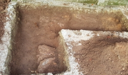 Dấu vết nghi móng tường thành tại nơi tìm kiếm mộ vua Quang Trung