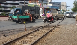 Để lại xe máy người đàn ông lao mình vào đoàn tàu đang chạy