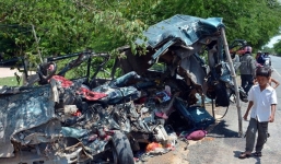 Lật xe tải chở công nhân gần biên giới, 54 người bị thương