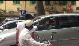 Innova lấn làn, đi ngược chiều bị Dream 'chiến' bắt xuống xe xin lỗi 