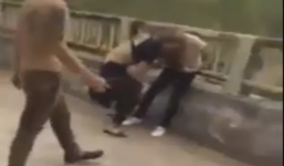 Thanh niên xăm trổ 'bảo kê' cho 2 thiếu nữ đánh nhau tay đôi