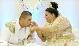 Cô dâu Di-gan diện váy cưới dát vàng đính đá quý gần 5 tỷ đồng