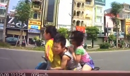 Video: Cô gái chở hai em bé chạy ngược chiều bị ôtô tông ngã nhào
