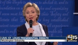 Video: Ruồi đậu lên trán bà Clinton trong khi tranh luận với Trump