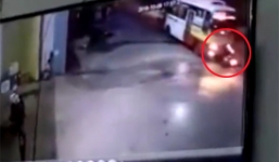 Video: Xe máy tông thẳng vào xe buýt đang chạy ở Thái Nguyên