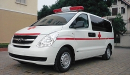 Xe cứu thương không bệnh nhân hú còi ầm ĩ, bị chặn đường 'dạy bảo'