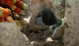 Video: Cha mẹ lấy thân mình che chở cho con khi nhà sập