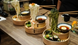 Thực khách thích thú thưởng thức mì bay độc đáo