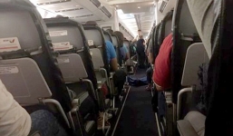 Hành khách ngồi cùng thi thể trên máy bay suốt 3 tiếng