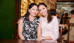 Ngỡ ngàng trước nhan sắc trẻ đẹp của mẹ Hoa hậu Phạm Hương