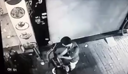 Video: Camera ghi hình thanh niên trộm xe máy trên phố Hà Nội