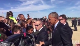 Video: Obama tháo nhẫn trước khi bắt tay người dân Mỹ