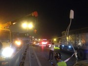 Video: Xe tải 'trèo' dải phân cách, húc đổ cột đèn đường trên cao