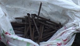 Vụ hàng nghìn ngôi mộ bị đóng đinh lên đầu: Xuất hiện người đàn ông lạ mặt