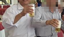 Cách chức bí thư xã đánh bạc ăn tiền