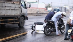 Dầu tràn tại ngã tư, hàng loạt xe máy 'trượt băng' đường phố