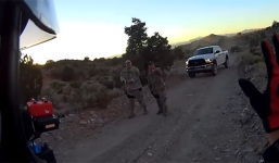 Lính Mỹ trấn áp 2 vị khách lạ mặt cố tiếp cận căn cứ quân sự tuyệt mật