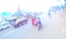 Thót tim clip thanh niên phóng nhanh vượt ẩu gặp phụ nữ đi ngược chiều