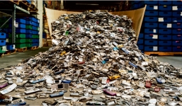 Dùng hóa chất sạch để chiết xuất vàng từ điện thoại di động