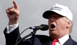 Trump bị tố như con bạch tuộc, sờ mó khắp người phụ nữ