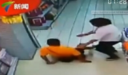 Video: Bố vô tình ngã đè chết con trai