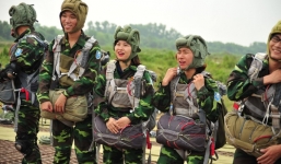 Cô gái ở Hà Nội chia sẻ cảm xúc lần đầu nhảy dù từ độ cao 1000m