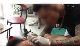 Bị bạn gái phản bội, chàng trai chịu đau 4 tiếng để xăm hình lên mặt