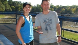 Hai bố con may mắn đào được kim cương tiền tỷ trong công viên