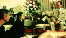 Đức vua Thái Lan và khoảnh khắc làm rung chuyển xứ Chùa Vàng