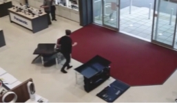 Khách hàng hậu đậu làm 4 chiếc tivi vỡ tan tành