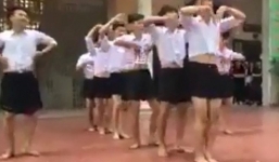 Nam sinh Hà Nội mặc váy ngắn nhảy tại trường gây tranh cãi