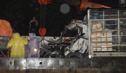 Tai nạn giao thông, thi thể tài xế, phụ xe mắc kẹt trong cabin