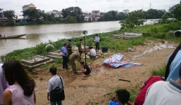 Thi thể người đàn ông đang phân hủy nổi trên sông