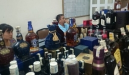 Thu mua vỏ chai 'đồng nát' để chế 'rượu ngoại'