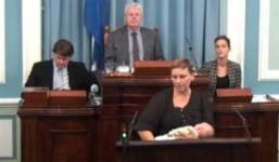 Video: Nữ nghị sĩ gây sốc khi vừa cho con bú vừa phát biểu