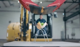 Cao thủ dùng máy xúc để làm bánh mỳ kẹp xúc xích