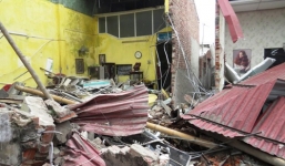 Xe container đâm xuyên qua 4 nhà dân