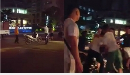 Hành hung xe ôm, nam thanh niên bị hàng chục người vây quanh